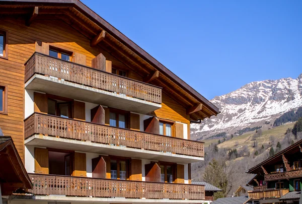 Hotel alpino de madera — Foto de Stock