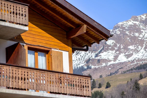 阿尔卑斯的木制酒店 — 图库照片