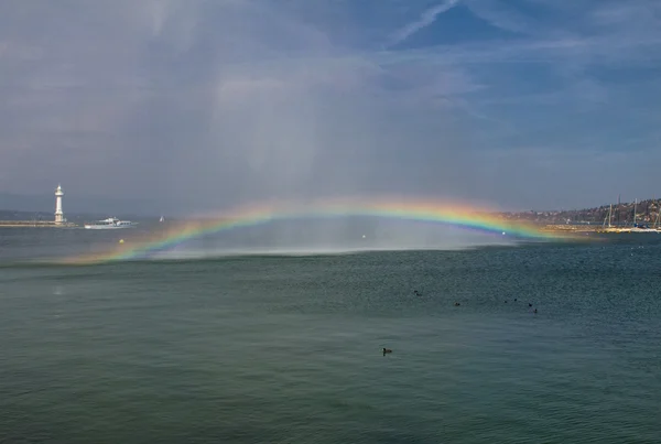Incredibile arcobaleno sull'acqua — Foto Stock