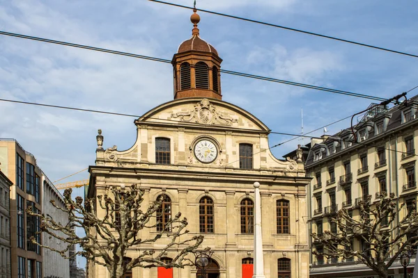 Mały kościół z zegarem w Genewie — Zdjęcie stockowe