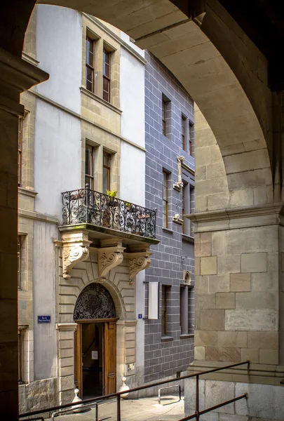 Arco di pietra su una strada vuota — Foto Stock