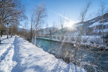 Güneşli bir günde güzel kar dağları manzarası