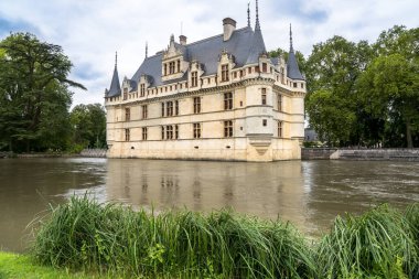 Ünlü ortaçağ şatosu Chateau d 'Azay-le-Rideau, Fransa