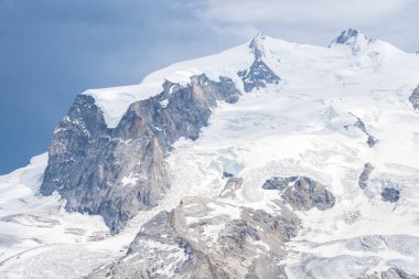 İsviçre, Zermatt 'taki Matterhorn' da güzel bir buzul.