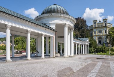 Çek spa kasabası Marianske Lazne 'de Colonnade