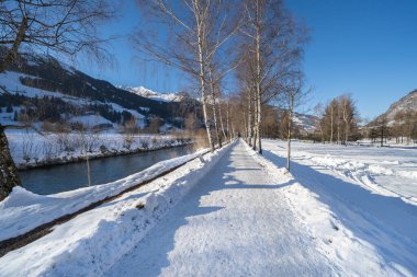 Güneşli bir günde güzel kar dağları manzarası