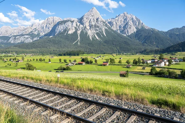 Ferroviária Com Magnífico Zugspitze Montanha Fundo Ehrwald Alemanha — Fotografia de Stock