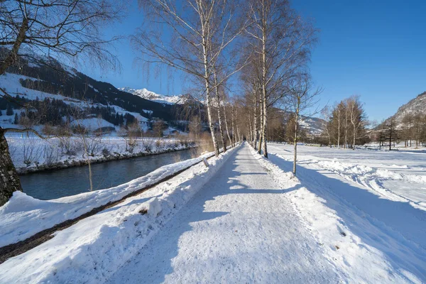 Güneşli bir günde güzel kar dağları manzarası