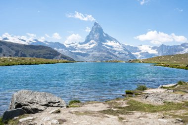 Alp manzarası ünlü Matterhorn tepesi ve Stellisee, Zermatt, İsviçre