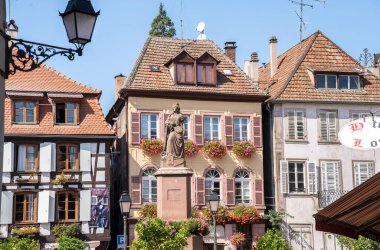 Ribeauville, Alsace, Fransa 'da renkli yarı keresteli evler