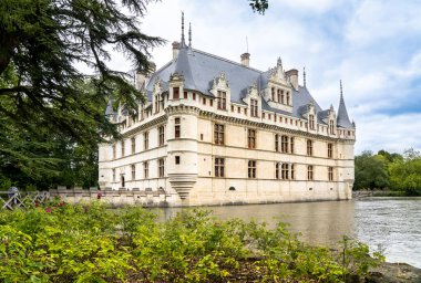 Ünlü ortaçağ şatosu Chateau d 'Azay-le-Rideau, Fransa