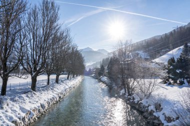 Güneşli bir günde güzel kar dağları manzarası
