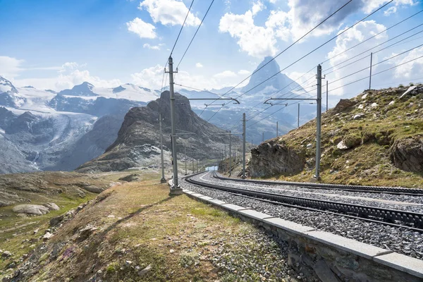 スイスのツェルマットからゴルナーグラートまでの有名な歯車列車 — ストック写真