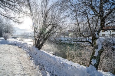 Güneşli bir günde güzel kar dağları manzarası