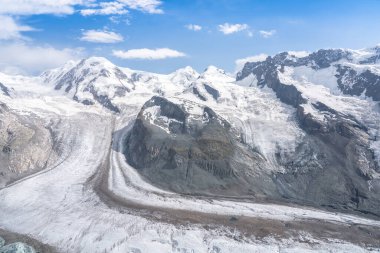 İsviçre, Zermatt 'taki Matterhorn' da güzel bir buzul.