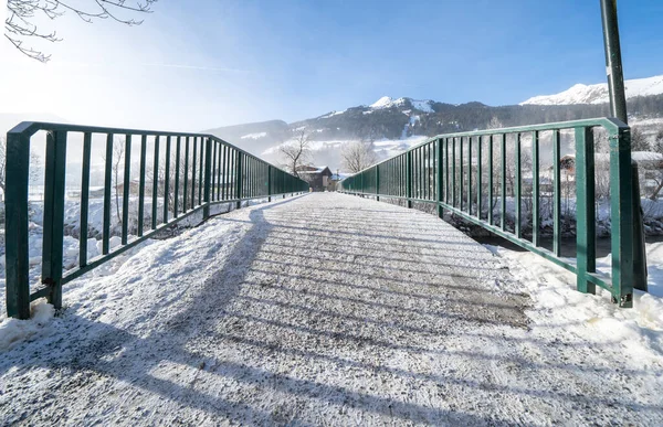 晴れた日の美しい雪の山の風景 — ストック写真