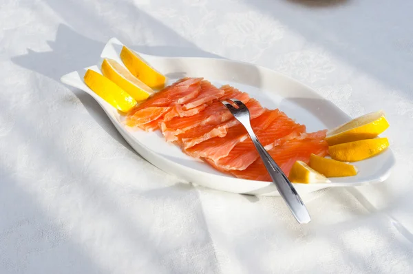 Rauwe zalm aan de tafel — Stockfoto