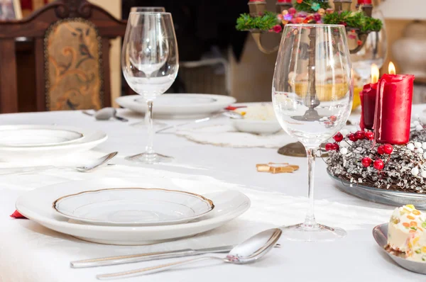 Mettre en place une table de Noël — Photo