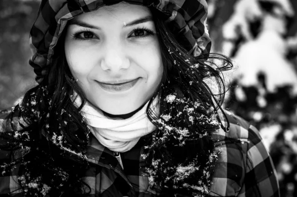 Foto de primer plano de un adulto joven en invierno —  Fotos de Stock