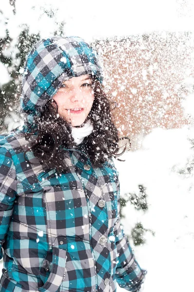 Foto de close-up de um jovem adulto no inverno — Fotografia de Stock