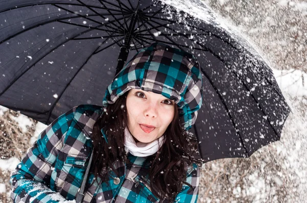 Dziewczyna z parasolem w śniegu — Zdjęcie stockowe