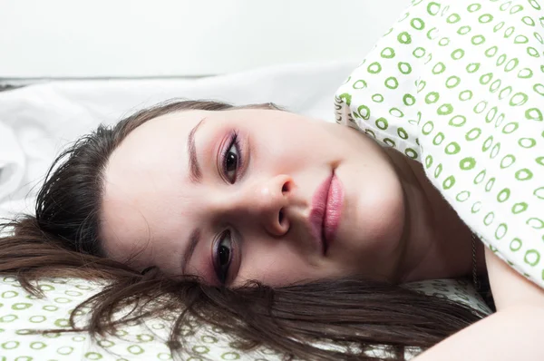 Mujer joven en la cama — Foto de Stock