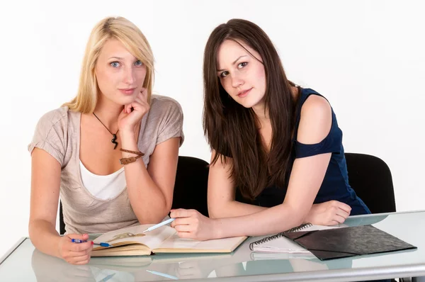 Duas belas meninas estudante se preparando para a escola — Fotografia de Stock