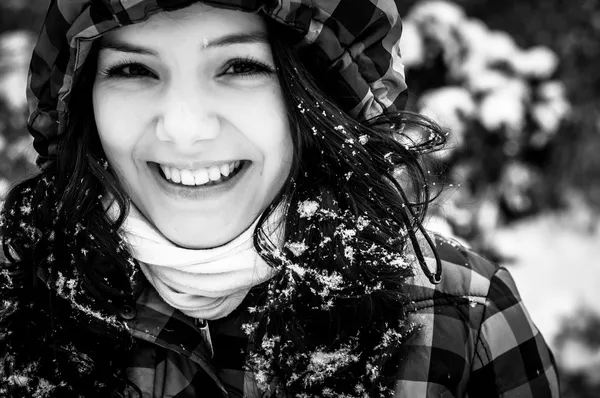 Foto de uma jovem mulher na neve — Fotografia de Stock