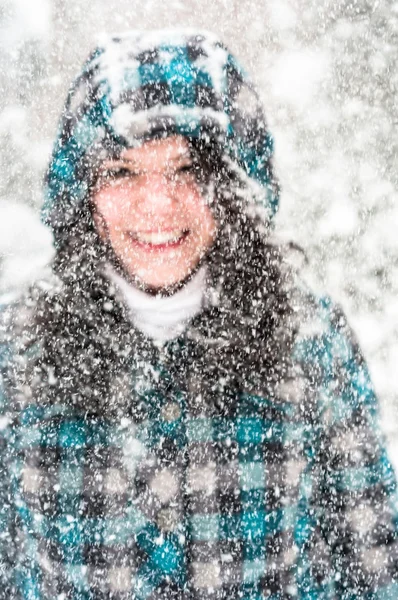Fotografie mladé ženy ve sněhu — Stock fotografie