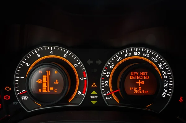 Автомобільний лічильник швидкості крупним планом — стокове фото