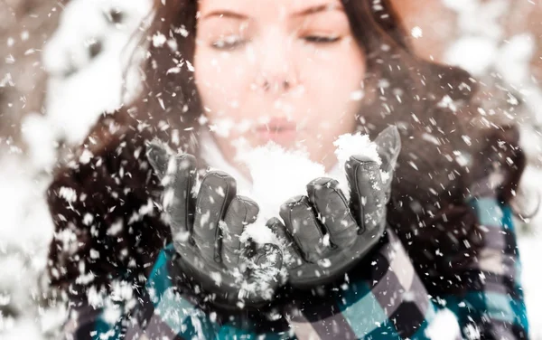 一名年轻女子在雪中的照片 — 图库照片
