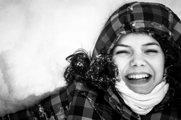 Foto van een jonge vrouw in de sneeuw — Stockfoto