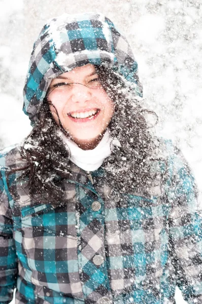 Foto van een jonge vrouw in de sneeuw — Stockfoto