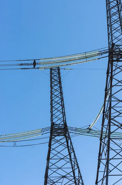 空に対して電力線 — ストック写真