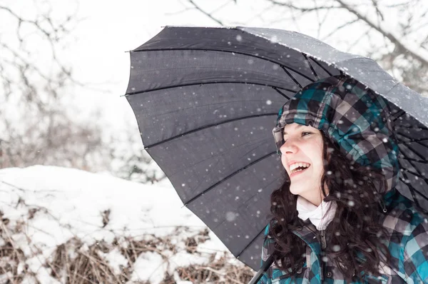 Meisje met paraplu in de sneeuw — Stockfoto