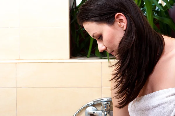 Girl in thr bathroom — Stock Photo, Image