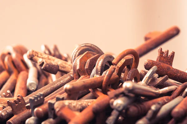 A large group of rusty keys — Stock Photo, Image