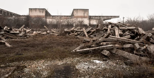 Foto de um edifício industrial abandonado — Fotografia de Stock