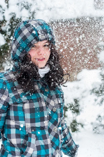 Menina na neve — Fotografia de Stock