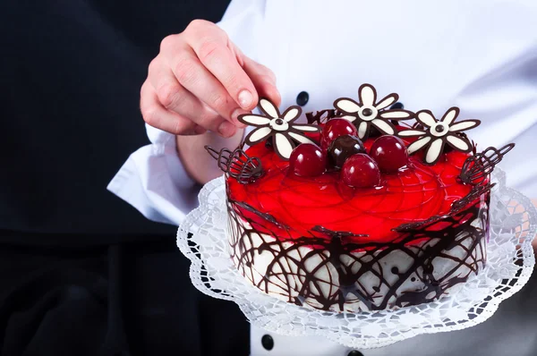 Confeiteiro e um bolo — Fotografia de Stock