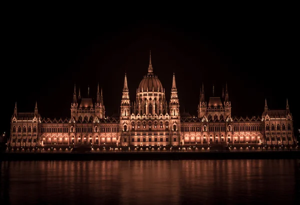 Detalle nocturno del edificio del Parlamento en Budapest, Hungría —  Fotos de Stock
