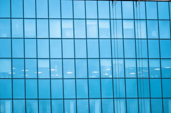 Blaue Fenster mit Reflexion — Stockfoto