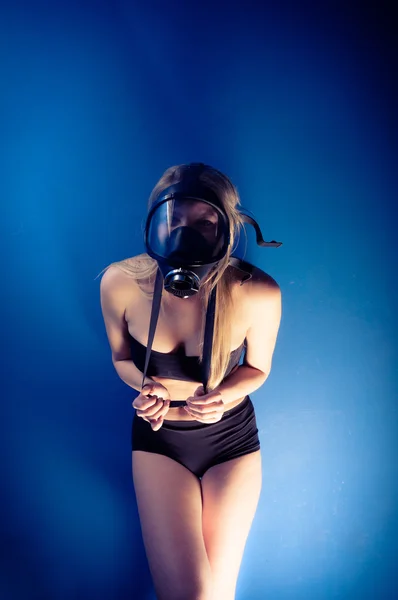 Kvinna i gasmask — Stockfoto