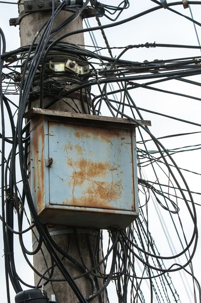 Linhas de energia contra o céu — Fotografia de Stock