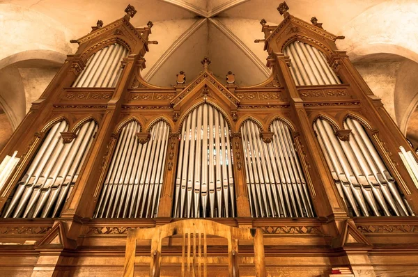 Красивый орган с большим количеством труб — стоковое фото