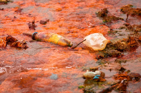 Água poluída a fluir — Fotografia de Stock