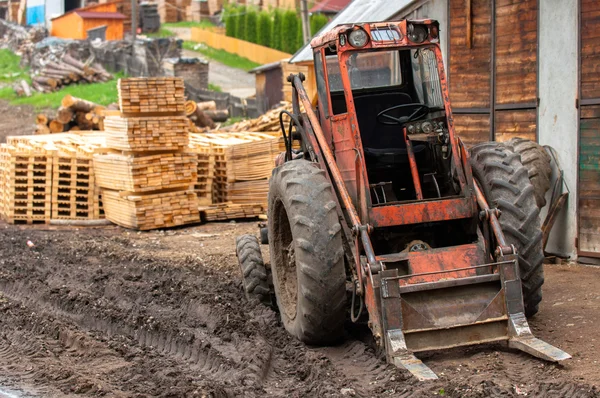 Industria de la madera al aire libre con tractor rojo — Foto de Stock