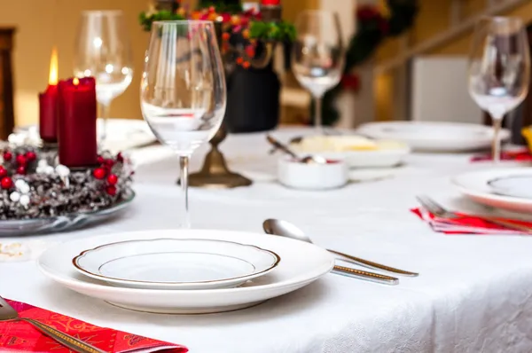 Mettre en place une table de Noël — Photo