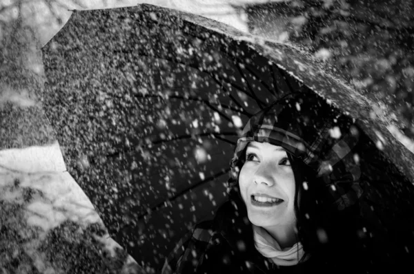 Menina bonita na neve — Fotografia de Stock