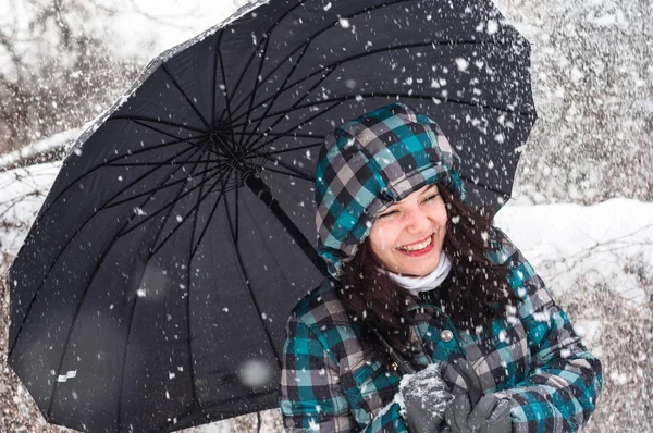 Girl in the snow — Stockfoto